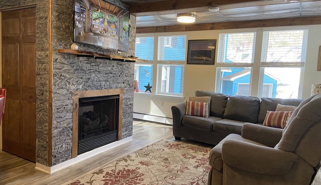 Spacious & equipped 1 bedroom in historical Carriage House + Deck & BBQ and W/D
