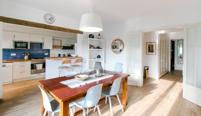Spacious 4BR apt, 150m to beach and restaurants & shops, fans, central heating
