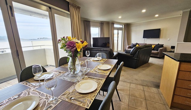 Spacious Executive Modern Home, City Fringe!