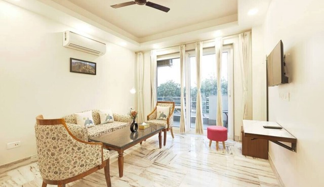 Spacious executive suite with bathtub & balcony