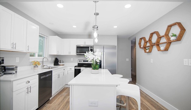 Spacious family friendly work play haven! Ideal for traveling workers! Near Fuse
