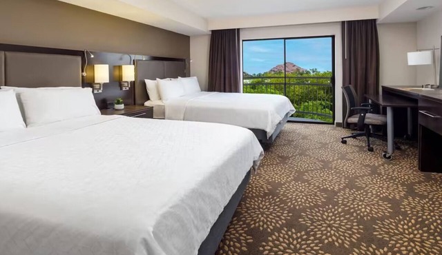 Spacious Family Getaway with Swimming Pool, Pet-Friendly & Close to Attractions
