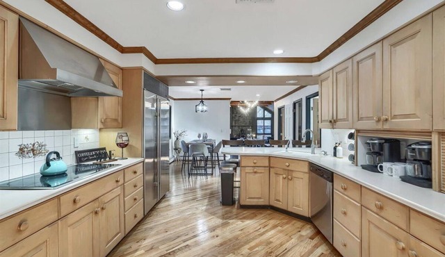 Spacious Family Oasis ~ Heated Pool ~ Hot Tub~ Backyard