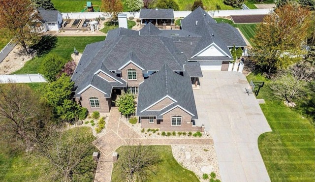 Spacious Family Retreat in Waterloo with Pool & Theater