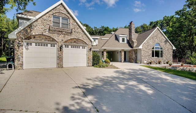 Spacious Family Villa w/Decks in Chilton!
