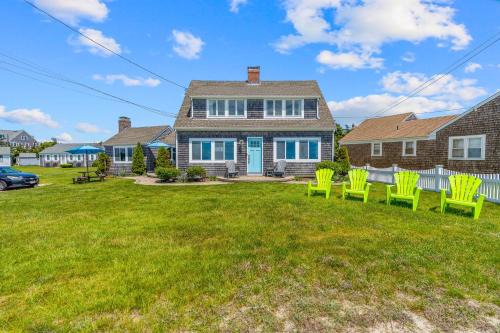 Spacious FamilyOceanfront 6BR Across Craigville Beach