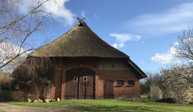 Spacious farmhouse (180 sqm living space and 5,000 sqm garden) with boathouse
