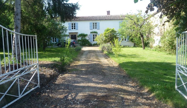 Spacious farmhouse, private pool, 4 baths, games room, internet & satellite TV
