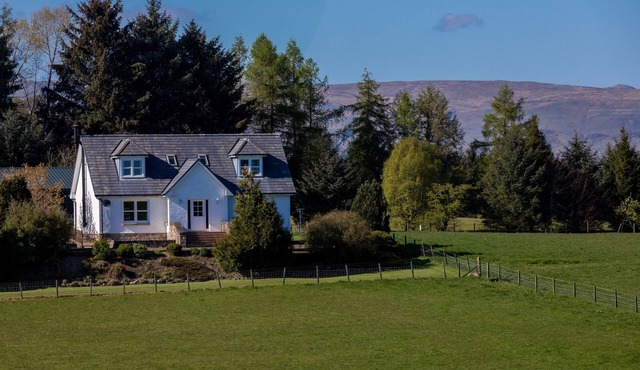 Spacious farmhouse with golf views and hot tub