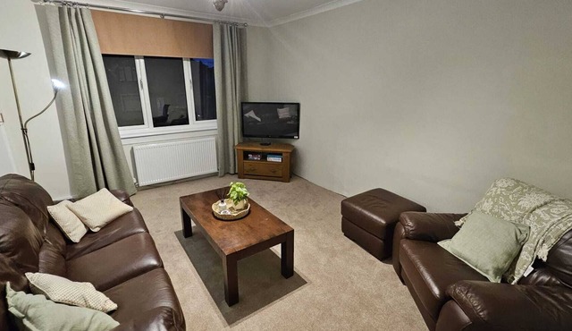 Spacious Flat in Coatbridge, Glasgow & Edinburgh train connections