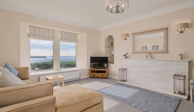 Spacious flat: stunning views, close to beaches and pub - family & dog friendly
