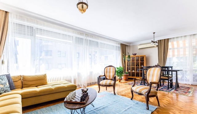 Spacious Flat w Balcony 3 min to Kadikoy Square