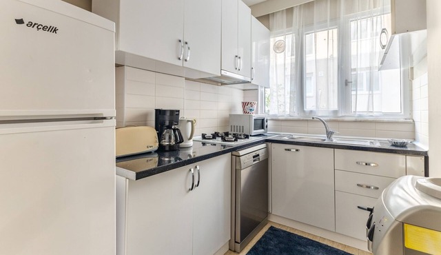 Spacious Flat w Balcony 3 min to Bagdat Ave