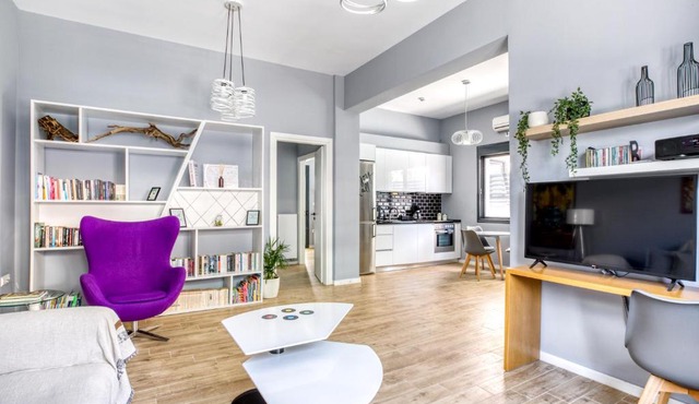Spacious flat with courtyard in Peristeri!