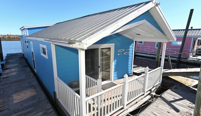 Spacious Floating Condo on the water with upscale amenities New Water Filtration