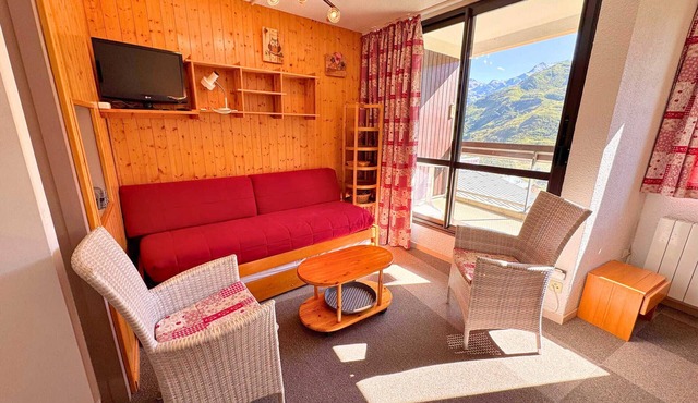 Spacious for 10 in Les Menuires, ski-in/ski-out access