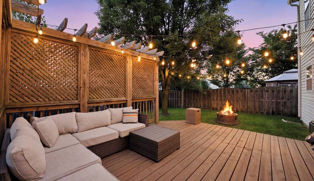 Spacious for Groups & Families~Private Yard~Walk to Ruoff~Dog Friendly!