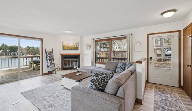 Spacious Four-Bedroom Home Overlooking Scenic Lake Delton. Dog-Friendly!