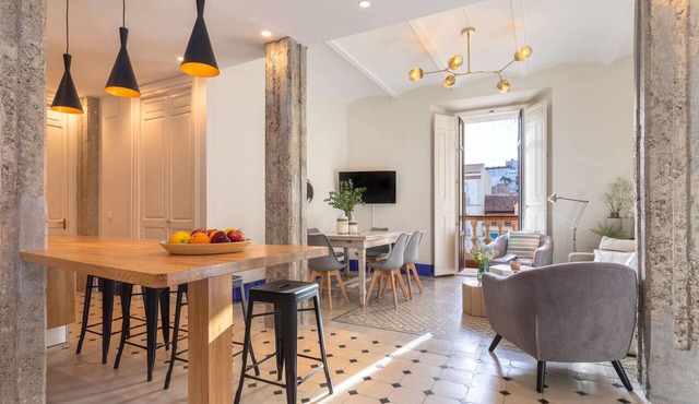 Spacious four-bedroom apartment in historic building. Cervantes