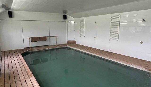 Spacious country cottage with swimming pool and quiet outdoor area