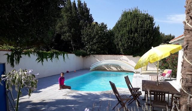 Spacious, friendly house with pool