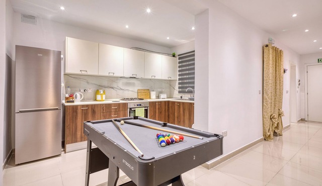 Spacious, Fully Equipped 3BR Apartment with AC, WiFi, Pool Table - Central Area