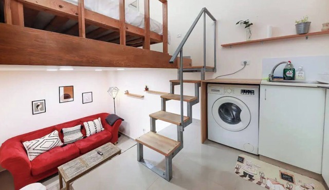 Spacious gallery + cool courtyard in Florentin