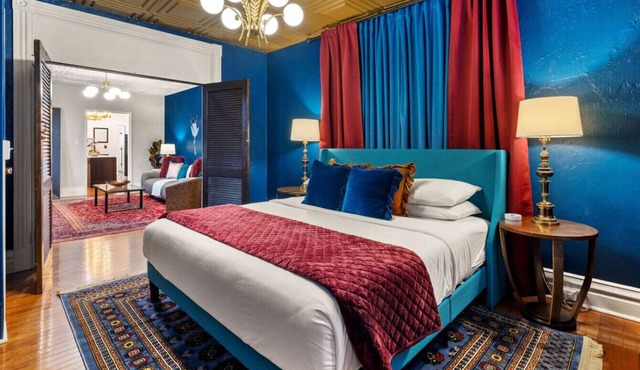 Spacious getaway in Little Italy with Parking
