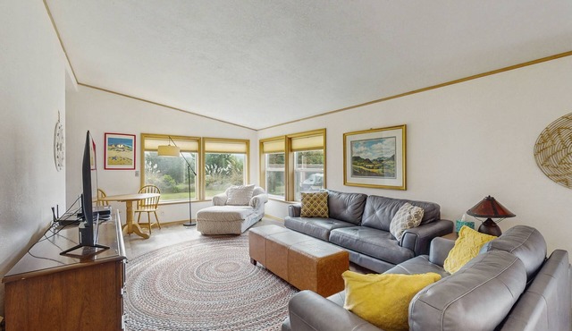 Spacious getaway w/marvelous bay and beach views, jetted tub, & gas grill