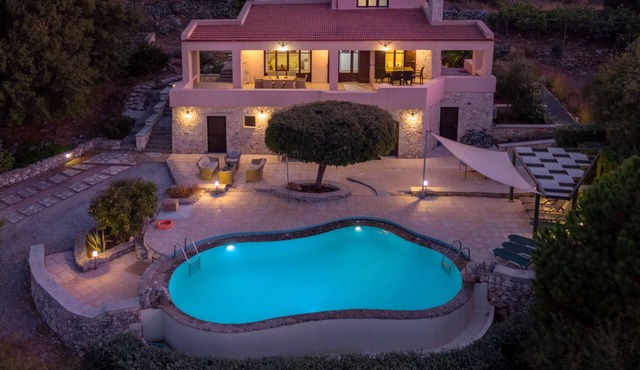 Spacious, Good Privacy, a Gorgeous Sea View, ideal for groups or large families.