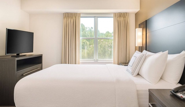Spacious Good-Value Accommodation! Full Kitchen, Free Breakfast, Swimming Pool!