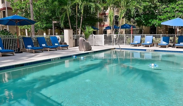 Spacious Good-Value Suite w/Kitchen! FREE Breakfast, Outdoor Pool!