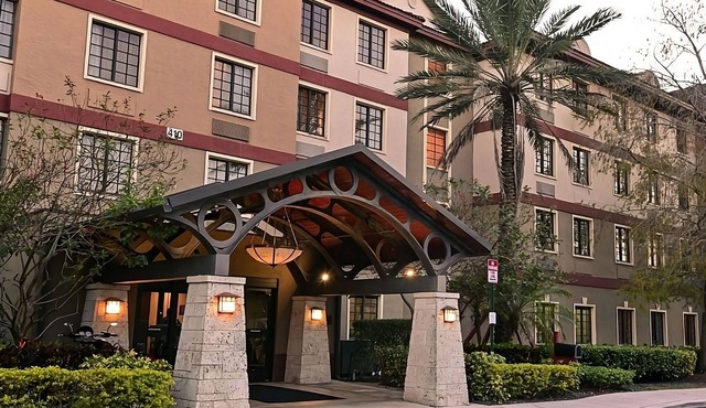 Spacious Good-Value Accommodation! w/Kitchenette, Outdoor Pool, FREE Breakfast!