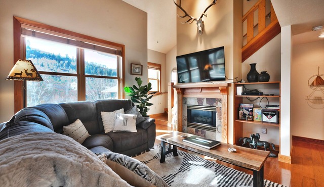 Spacious Greyhawk Townhouse! On Free Bus Route!