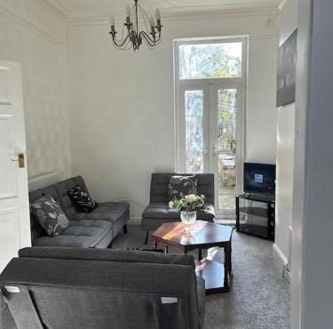 Spacious Grimsby Contractor Friendly Home Sleeps 12 and Free Parking