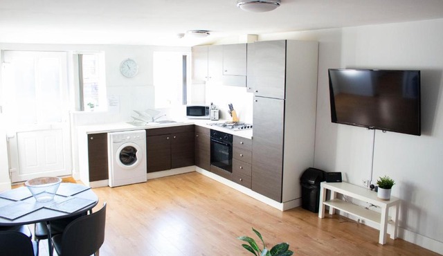 Spacious Ground Floor 2 Bed Apartment Free Parking Pet Friendly