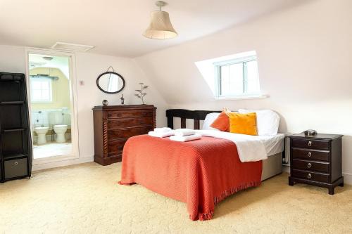 Spacious Group Accommodation with Hot Tub Near Wyboston Lakes