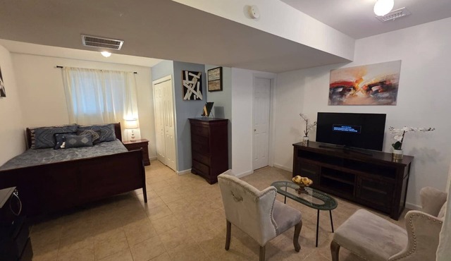 Spacious Guest Suite in a Charming 3-bedroom Staten Island Home