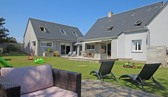 Spacious house near the beach, perfect for families, pets allowed