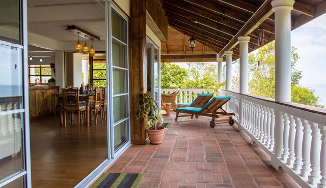 Spacious hideaway with ocean views and fine eatery