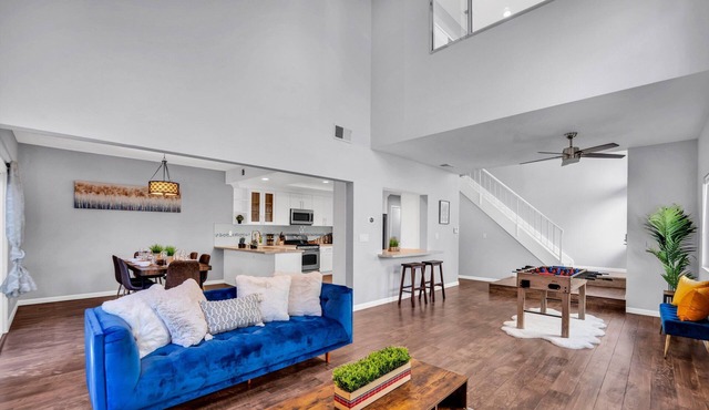 Spacious high ceiling home in Fremont | Private Yard | King Bed