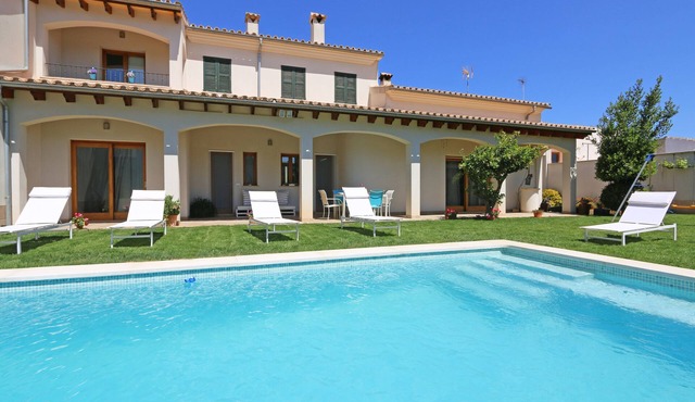Spacious, high quality, terrace, pool, garden, family-friendly, central, WiFi