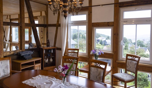 Spacious holiday apartment with a wide view of the Coburg-Rennsteig region