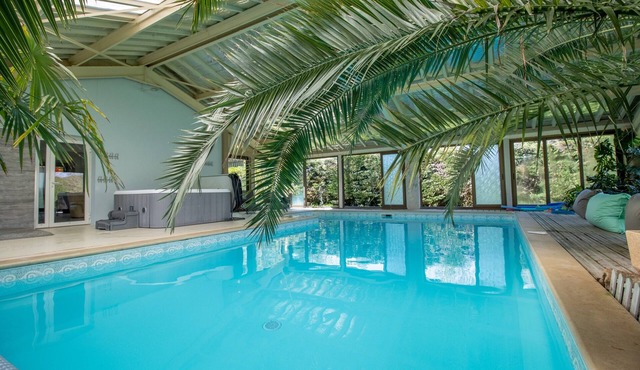 Spacious holiday home with indoor pool, jacuzzi and sauna in Cherveix-Cubas
