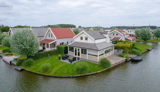 Spacious holiday home with jetty