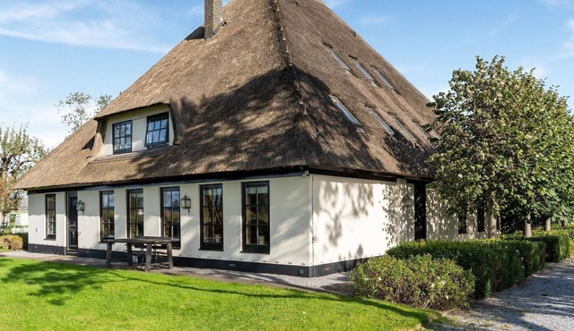 Spacious Holiday home De Pauwenhof