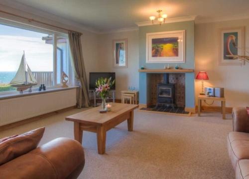 Spacious holiday home with stunning sea views