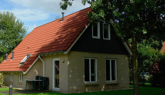 Spacious holiday home with WiFi, 20 km from Assen