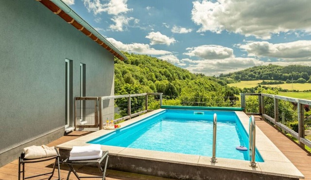 Spacious Home Sauna, Hot Tub, Pool, Patio, BBQ