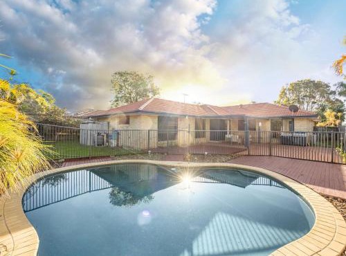 Spacious Home 4BR Retreat with Pool in Parkinson